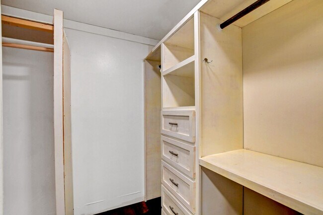 Building Photo - UNIQUE SINGLE FAMILY HOME! - No HOA, Car Lift, RV Parking and Nice Backyard