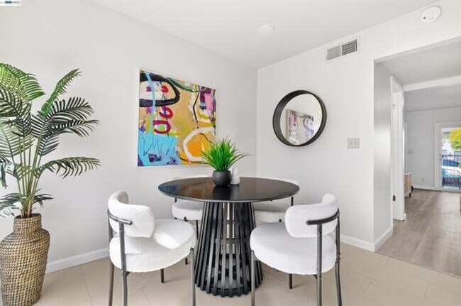 Building Photo - $3,150 / 2 BR - Updated Townhome in Prime Union City!
