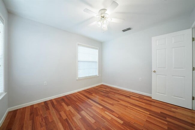 Building Photo - 1403 Broadmoor Dr