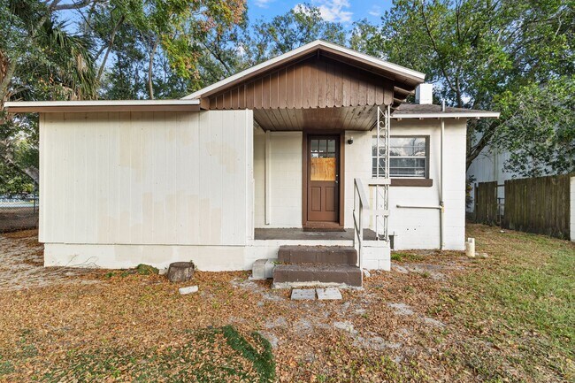 Building Photo - 3 bedroom 1 bathroom single family house!