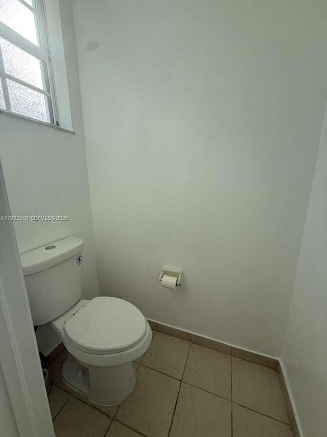 Building Photo - 448 NE 21st Ave