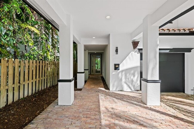 Building Photo - 122 NE 16th Terrace