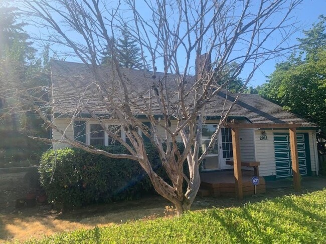 Building Photo - Colonial Style Home on Park-Like Grounds