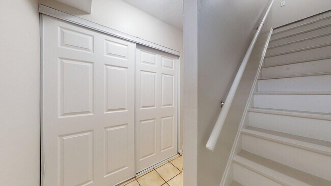 Building Photo - Elyria - updated 3 bed/1 bath townhouses for rent!