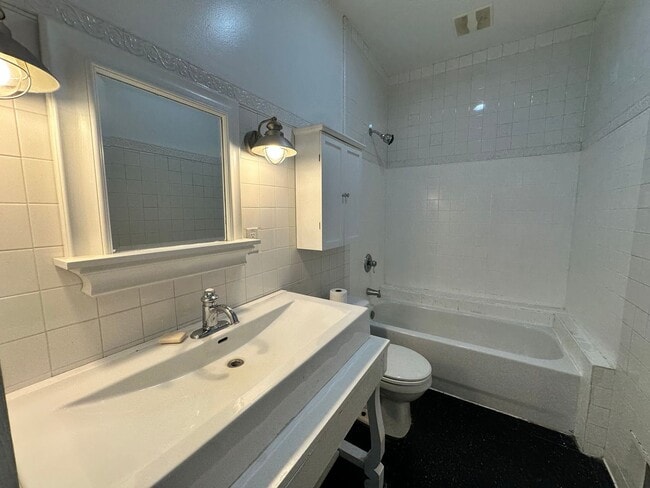 Building Photo - 2 Bedroom One Bath Lake House
