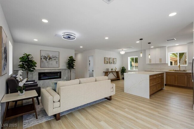 Primary Photo - 7724 Rancho Destino Rd