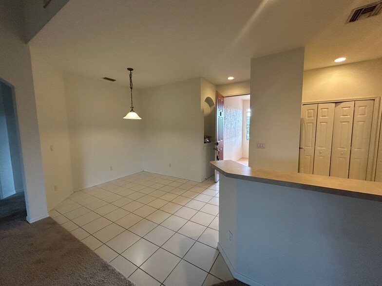 Building Photo - Spacious 3/2  in gated community off Colonial Blvd