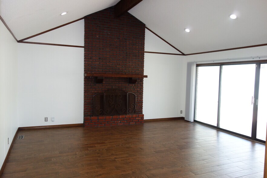 Building Photo - 7108 S Indianapolis Ave