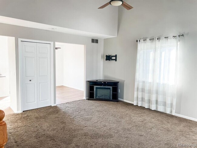 Building Photo - 1104 E Oak Dr