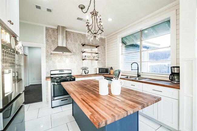 Building Photo - 4016 Avenue Q 1/2