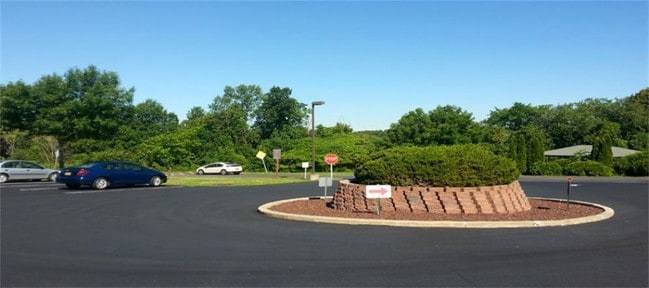 Building Photo - 22 Knolls Rd