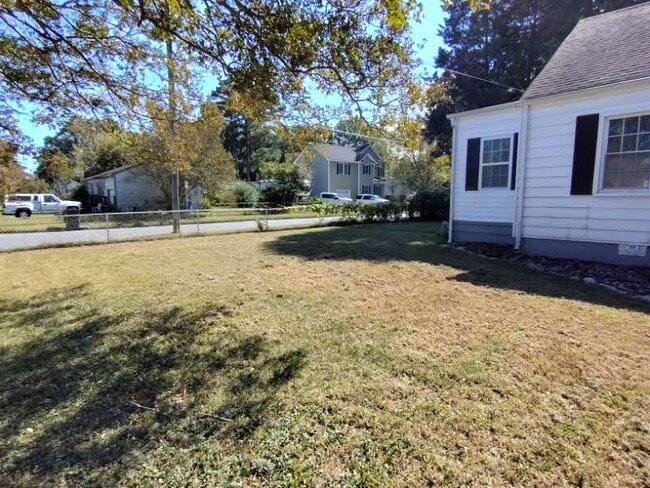 Building Photo - 1121 Elk Ave