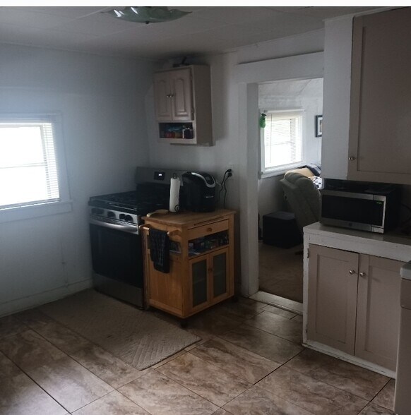kitchen stove - 311 Plymouth Ave NE