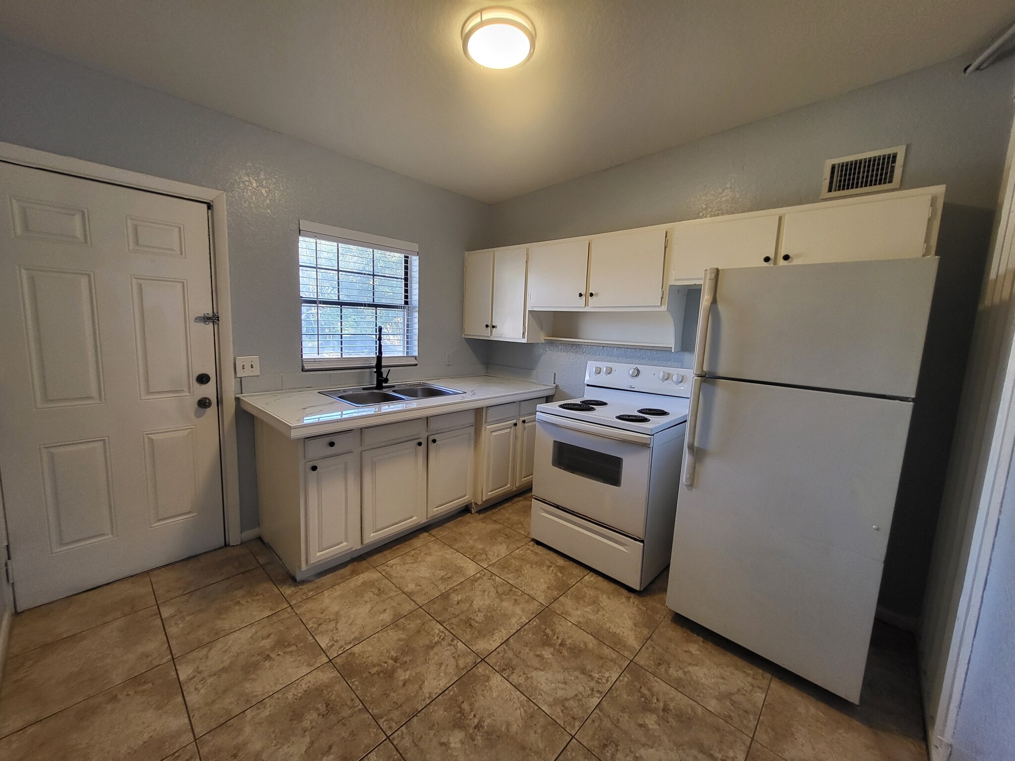 Building Photo - 2648 Dellwood Ave