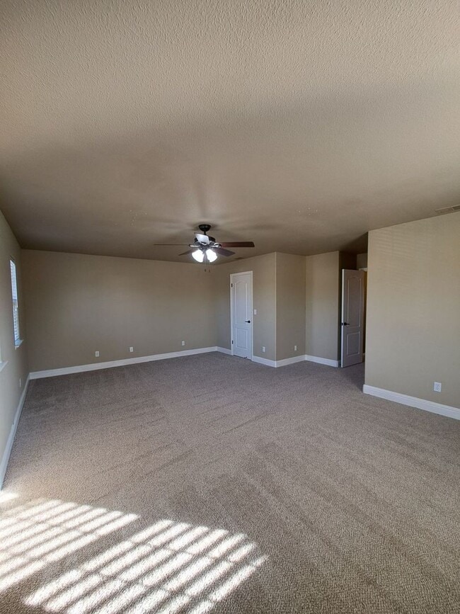Building Photo - Spacious 5-Bedroom Fresno Home with Garage and Backyard!