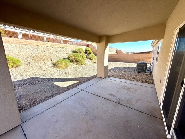 Building Photo - Modern 3 Bed, 2 Bath Home with Open Floor Plan & New Flooring – Fort Mohave- Available Now!