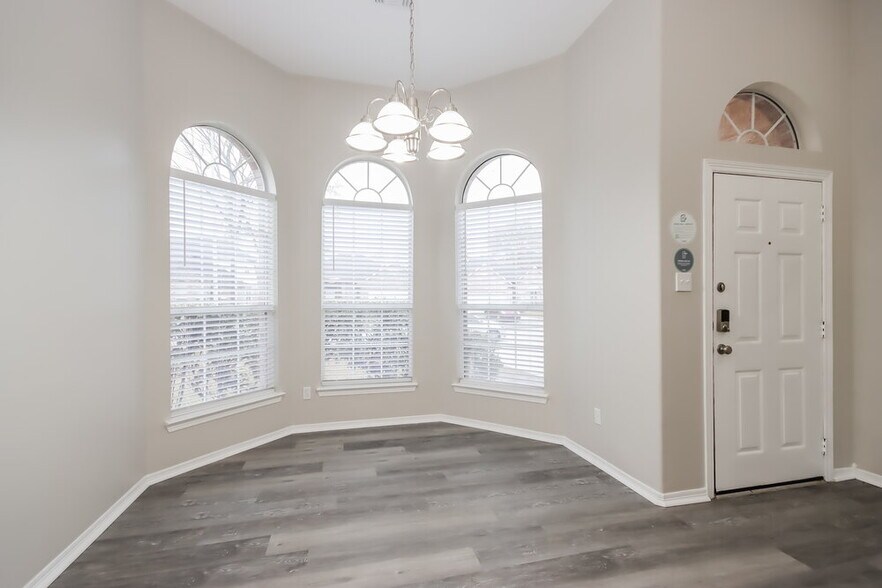 Building Photo - 2826 Fern Hill Dr