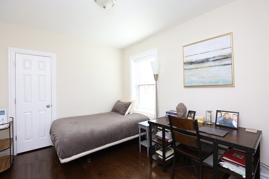 Building Photo - 3823 N Greenview Ave