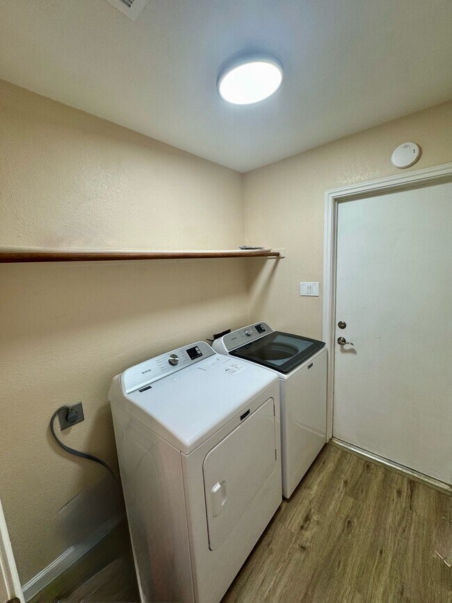 Building Photo - 3205 Hillcrest Dr