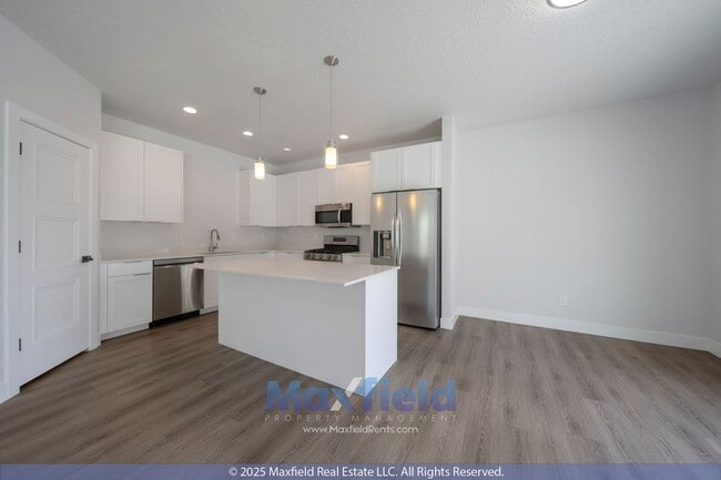 Building Photo - Spacious Twin Home - EV friendly - North S...