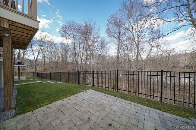 Building Photo - 20 Deforest Dr