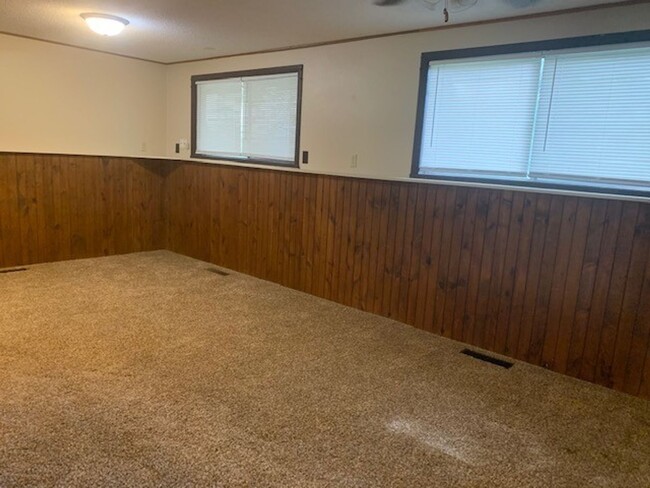 Building Photo - 4 Bedroom 2 Bath Home Available for Rent i...