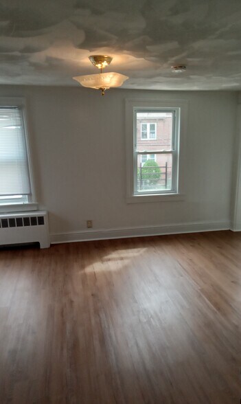 Building Photo - 39 E 4th St