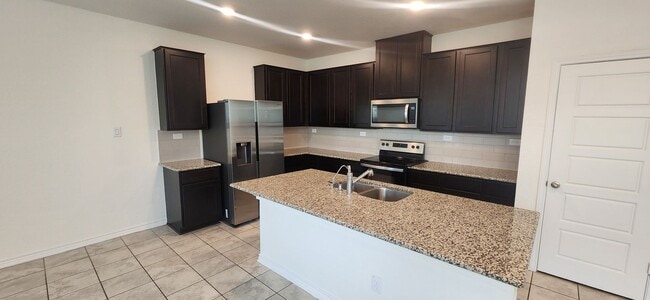 Building Photo - 5-Bedroom 3-Bathroom Home Walking distance to USAA and just mins from Medical Center and UTSA