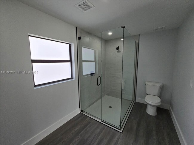 Building Photo - 1605 W 11th St