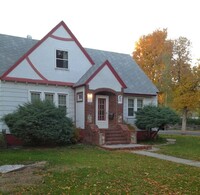 Building Photo - Spacious and clean 6 bedroom