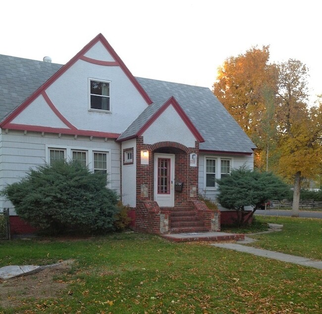 Primary Photo - Spacious and clean 6 bedroom