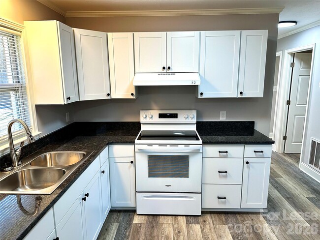 Building Photo - 2121 Charlotte Hwy