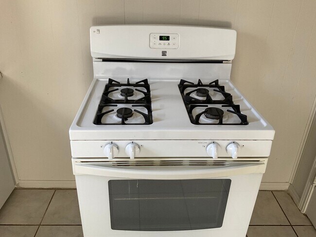 Building Photo - 2304 Doris Ave