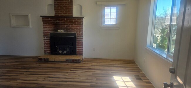 Building Photo - 3 bedroom house