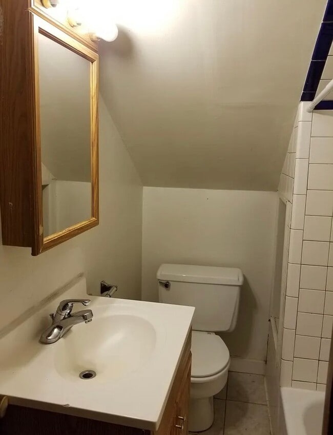Building Photo - 4BR 2BA - Walk to campus!