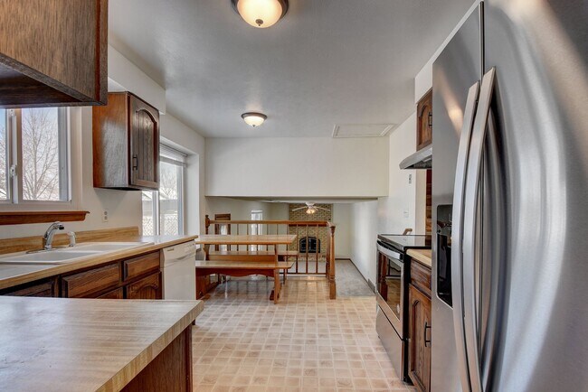 Building Photo - 4 bedroom, 3 bath home with 2 car garage