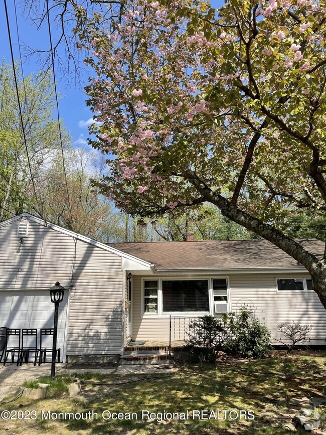 Building Photo - 209 Oakhurst Rd