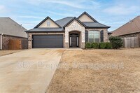 Building Photo - 3407 SW Mistletoe Ave
