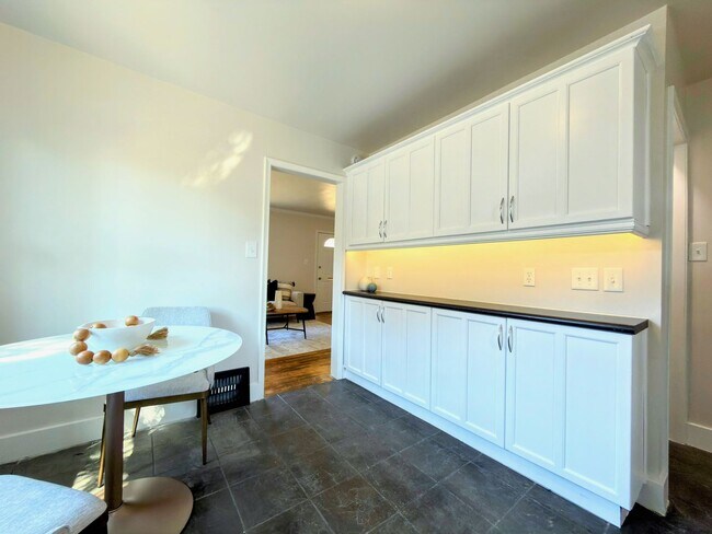 Building Photo - Newly Updated 2-Bedroom Home