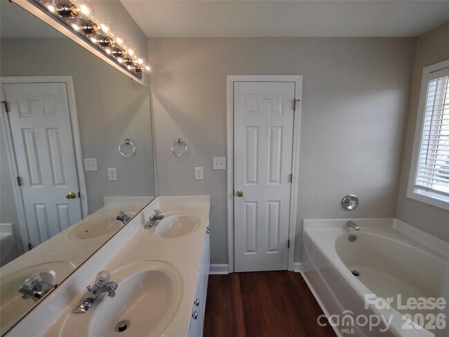 Building Photo - 2004 Magna Ln