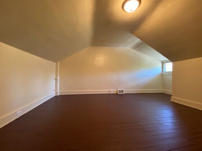 Building Photo - Pet Friendly Squirrel Hill Townhome! Both Covered Front Porch & Backyard!