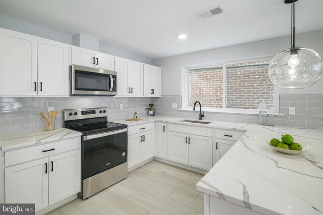 Kitchen - Full View - 1209 N 5th St