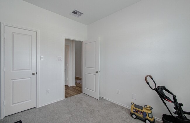 Building Photo - 4722 Crest Hill Dr