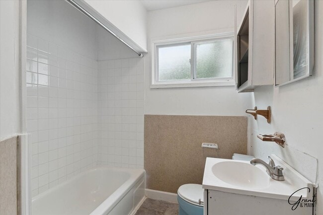 Building Photo - 2 bedroom $1300