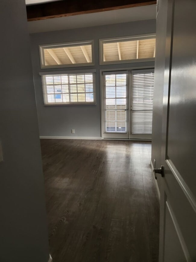 Building Photo - 512 Poinsettia Ave