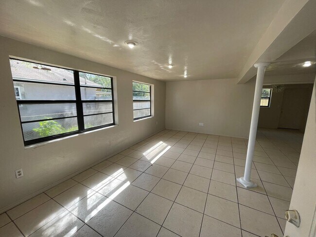 Building Photo - 226 6th Jpv St