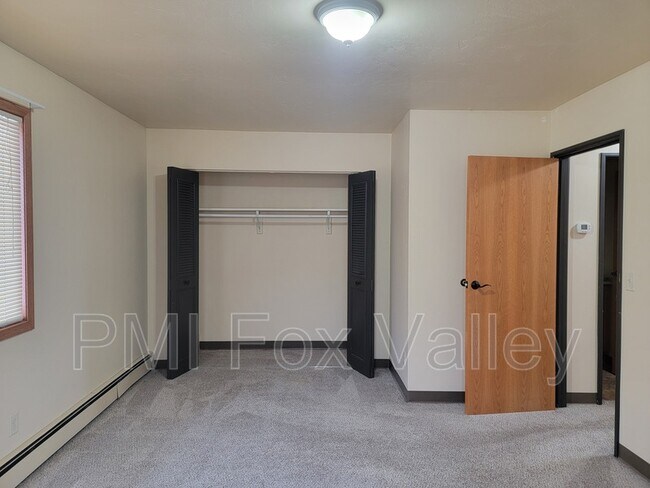 Building Photo - 104 Sycamore St