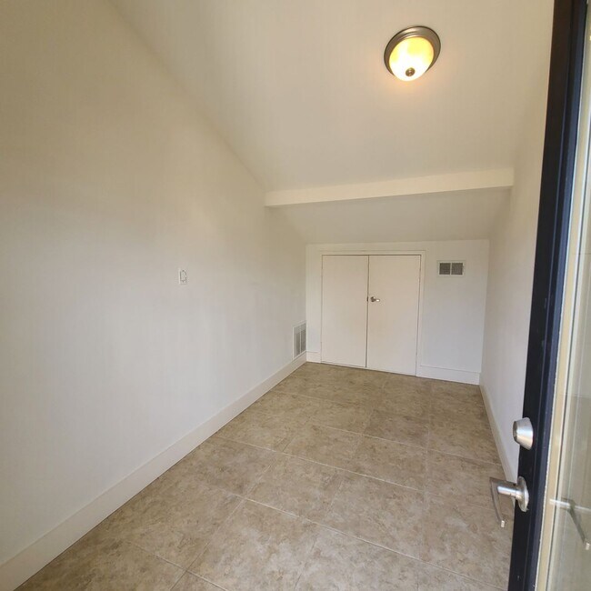 Building Photo - Spacious 3-Story Townhouse With Rooftop De...