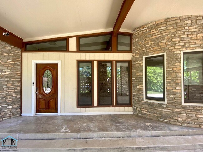 Building Photo - Gorgeous gem! 4 bed/2 bath single-story ho...
