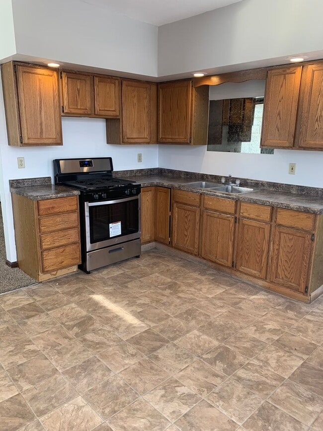 Building Photo - 2024 Broadway St